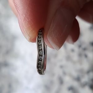 Curved pave band